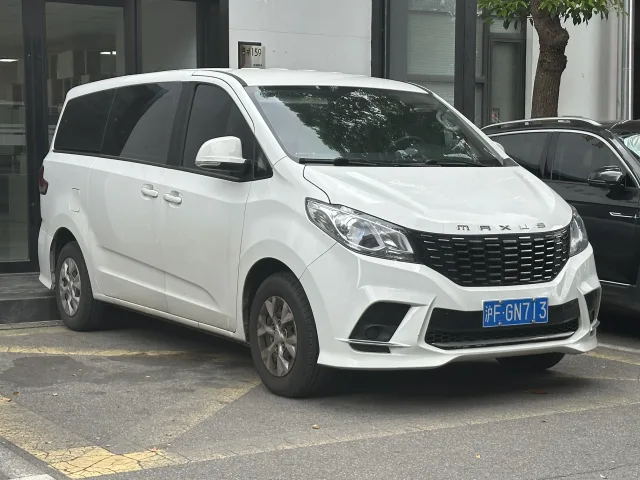 Maxus G10 minivan — 3