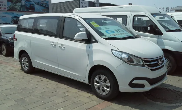 Maxus G10 minivan — 4