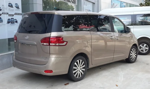 Maxus G10 minivan — 6