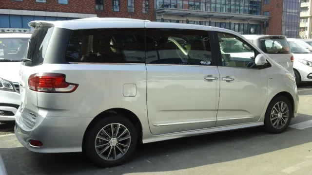 Maxus G10 minivan — 9