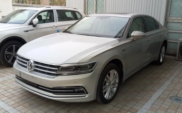 Volkswagen Phideon седан — 4