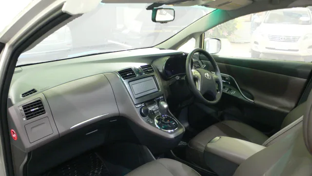 Toyota Mark X ZiO мінівен — 4