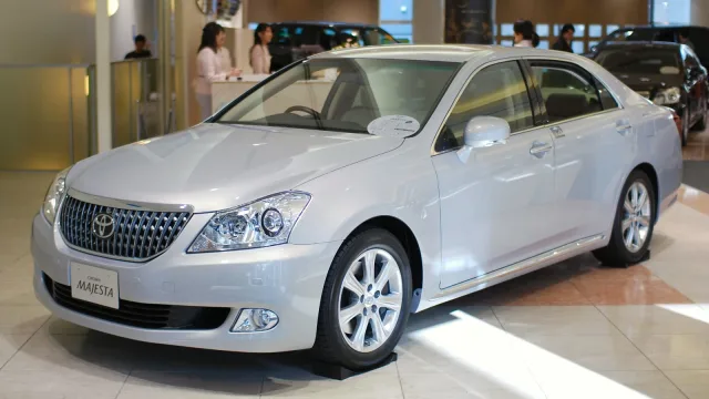Toyota Crown Majesta (2009) седан
