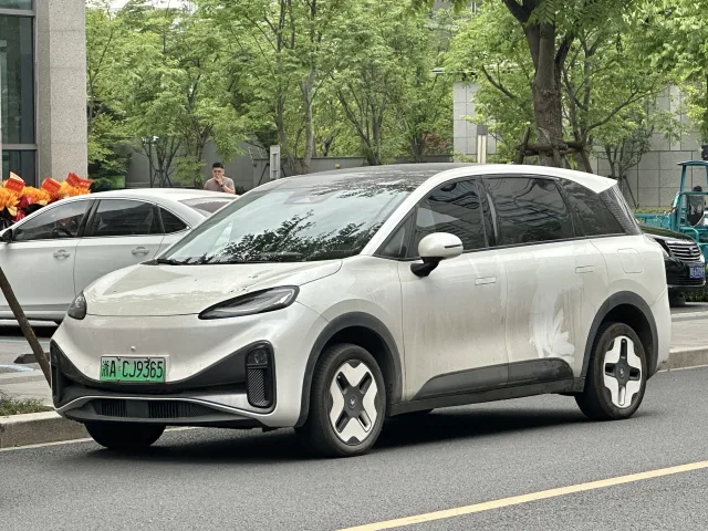 Arcfox Kaola minivan