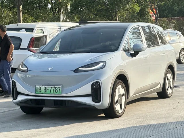 Arcfox Kaola minivan — 3
