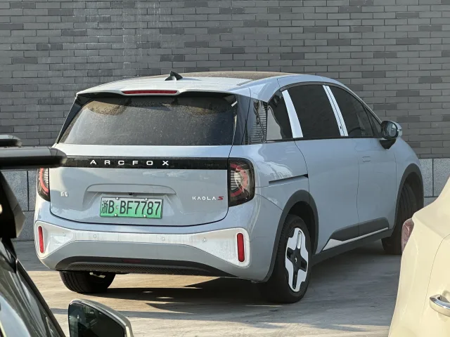 Arcfox Kaola minivan — 4
