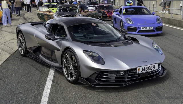 Aston Martin Valhalla купе — 2
