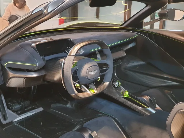 Aston Martin Valhalla купе — 3