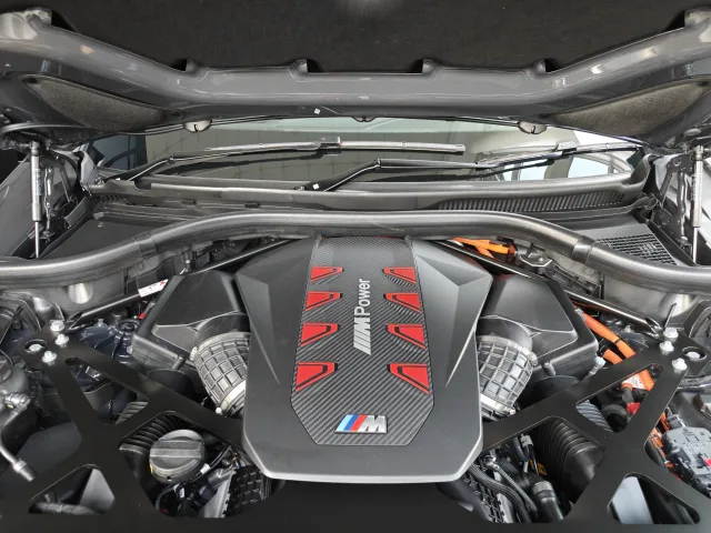 BMW XM кросовер — 4
