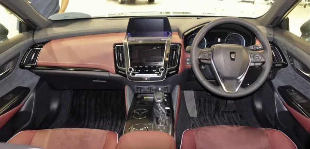 Toyota Crown (2018) седан — 2