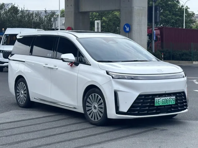 Trumpchi E8 238 hp — 3