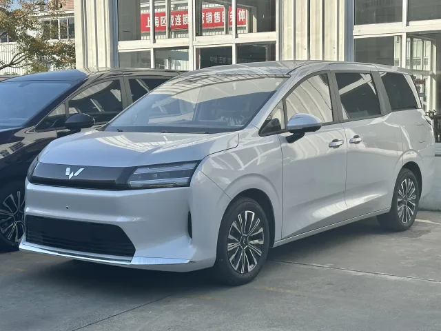 Wuling Starlight 730 177 hp — 2