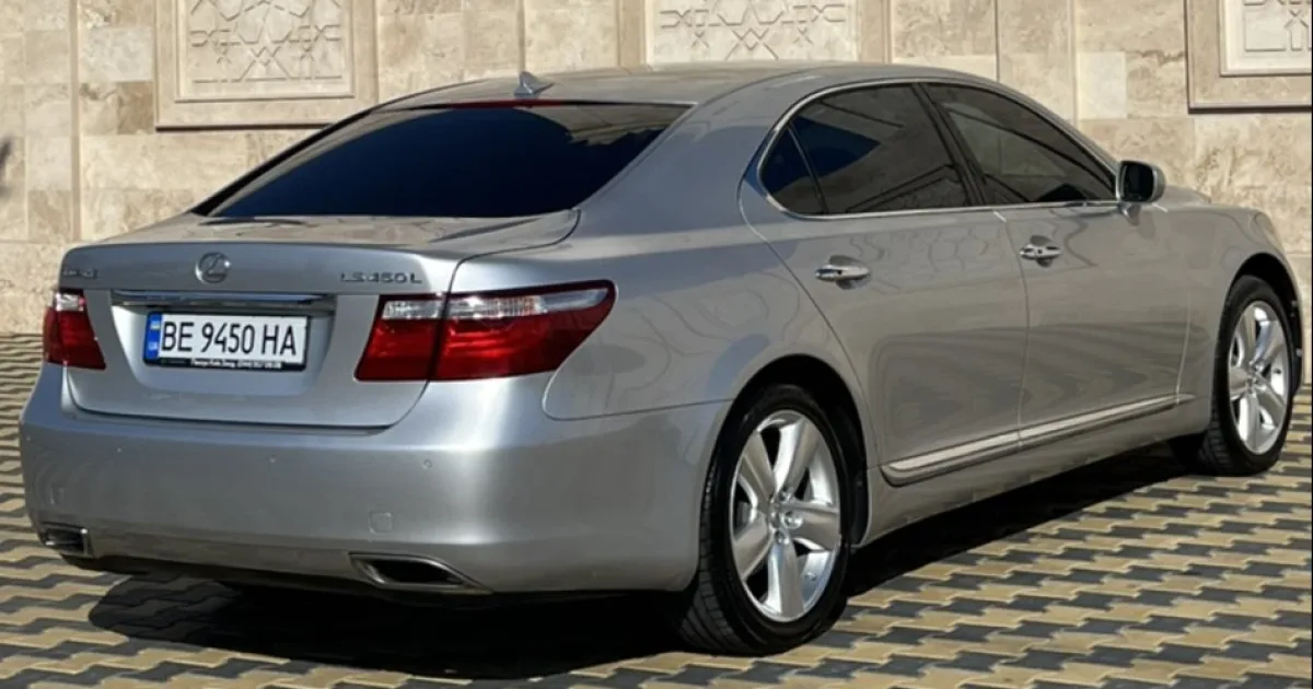 Lexus LS 460L 2.jpg