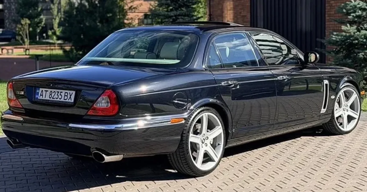 Jaguar XJ 2.jpg