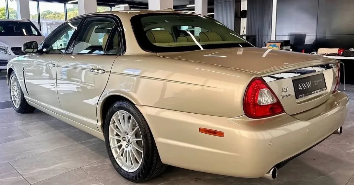 Jaguar XJR 2.jpg