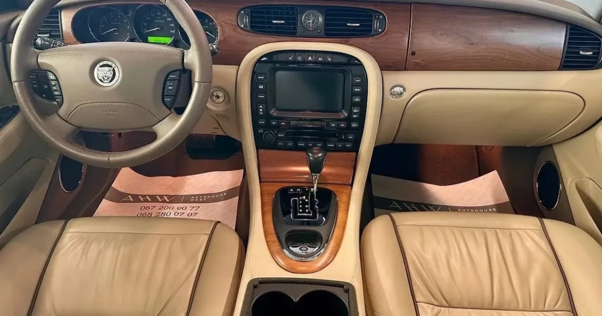 Jaguar XJR 3.jpg