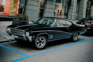 57-річний Buick Skylark Sport Coupe з двигуном 7,5 л помітили у Києві (фото)