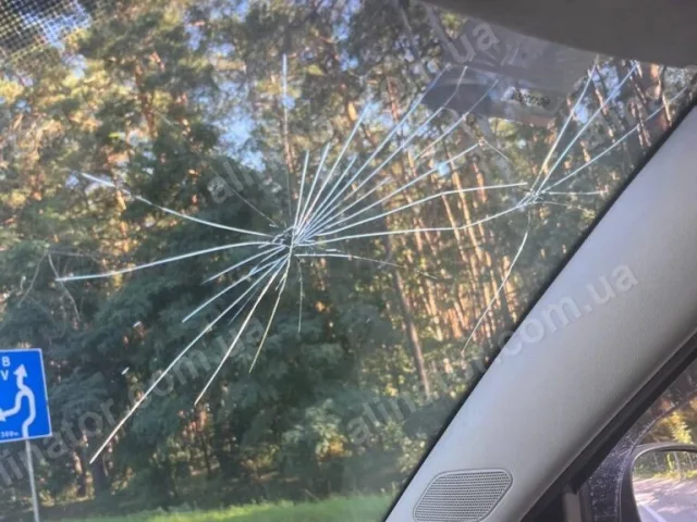 A chip in the windshield can turn into a crack: why you shouldn't wait for frost
