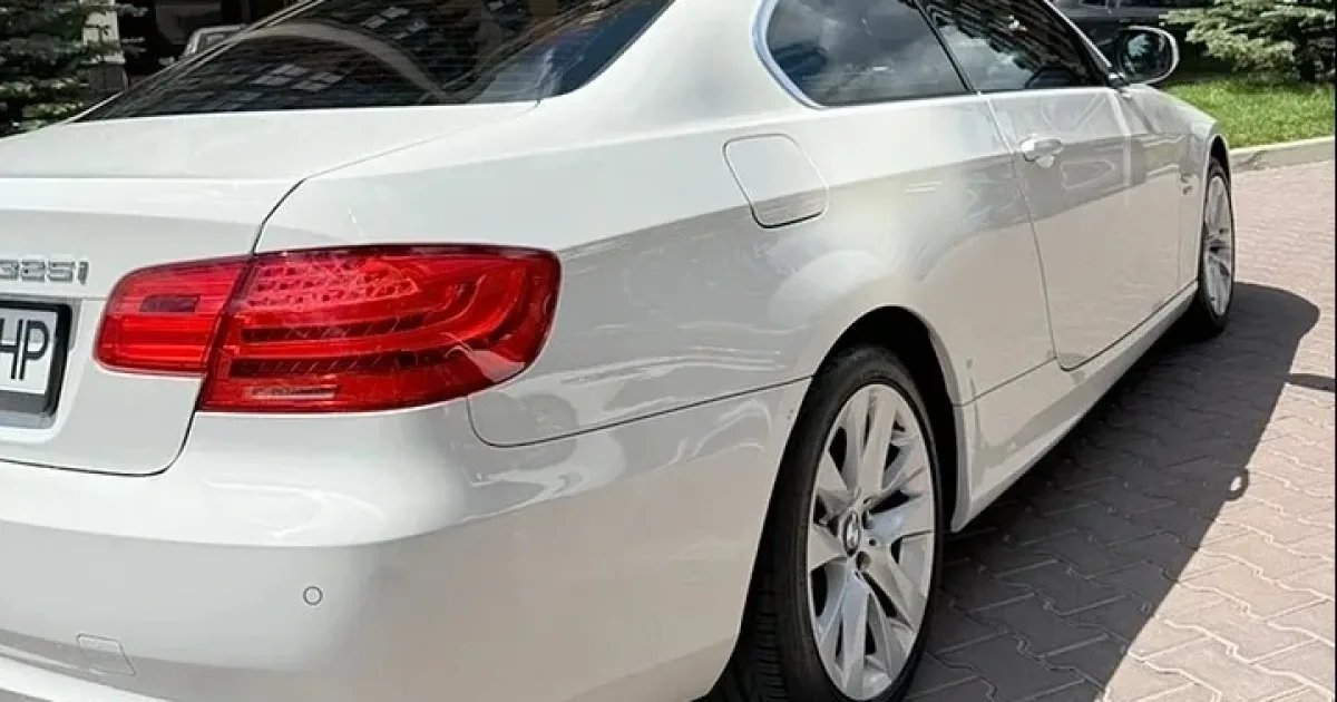 Купе BMW 3 Series 2010 2.jpg