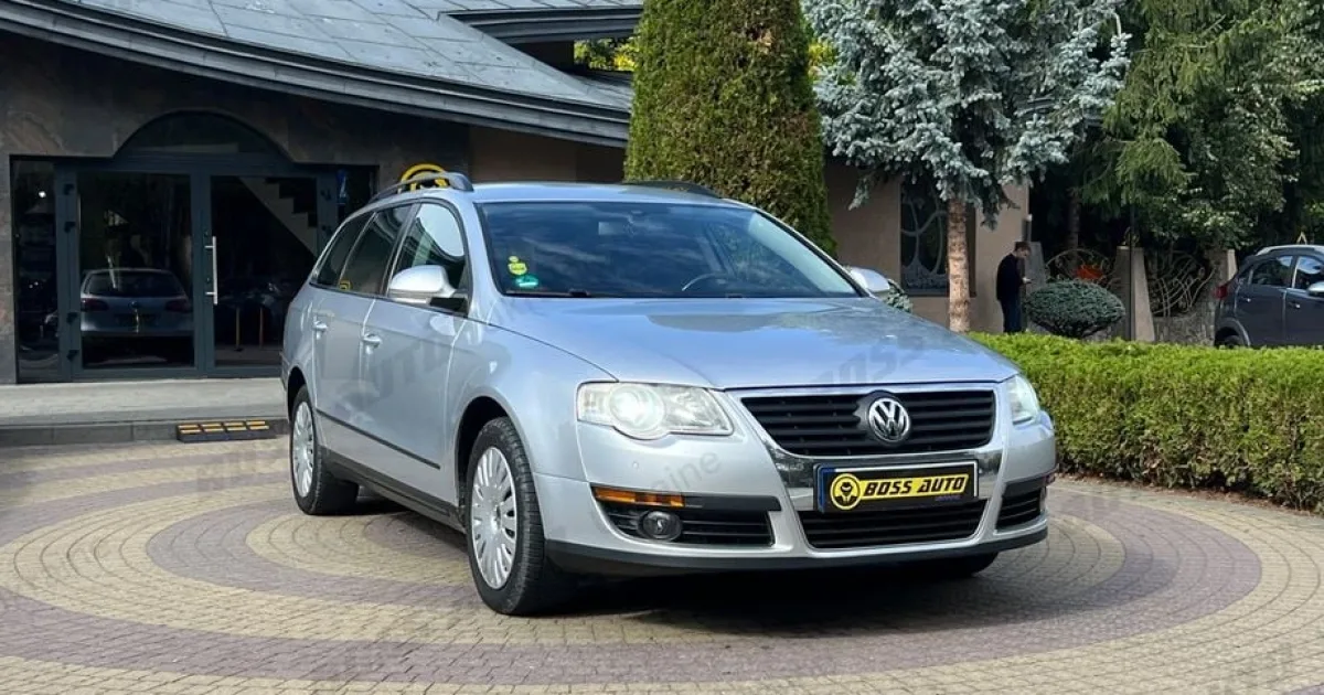 Volkswagen Passat 2009.jpg