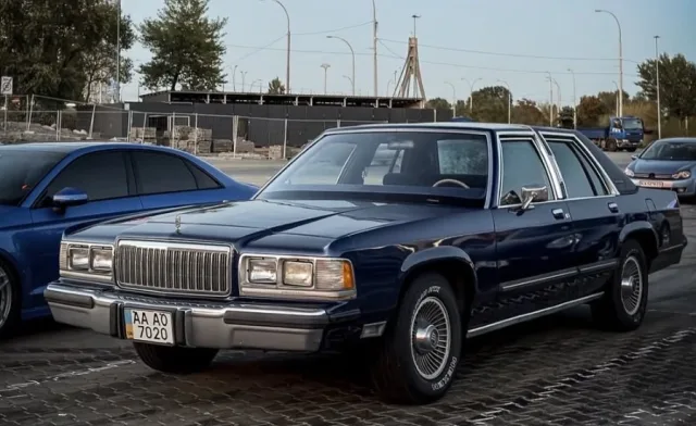 40-летний Mercury Grand Marquis в отличном состоянии заметили в Киеве (фото)