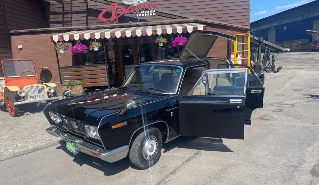 60-річний Mitsubishi Debonair здивував незвичними дверима: він оселився у Запоріжжі