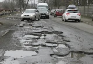 Дороги Киева осенью: как избежать повреждений автомобиля из-за ям и осадков