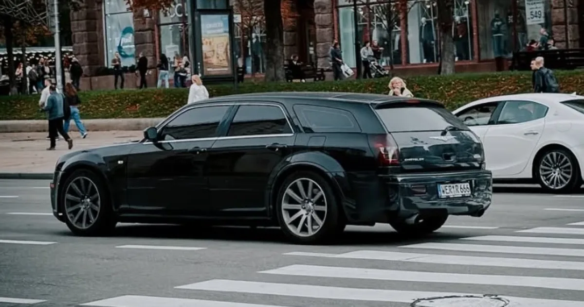 Chrysler 300C SRT8 Touring 2.jpg