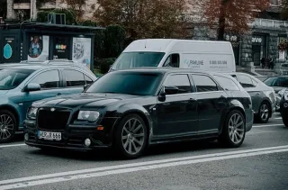 Универсал с мотором HEMI: в Киеве заметили редкий Chrysler 300C SRT8 (фото)