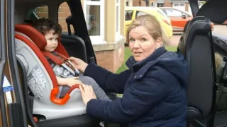 A child in a winter jacket: why the car seat belt may fail to hold